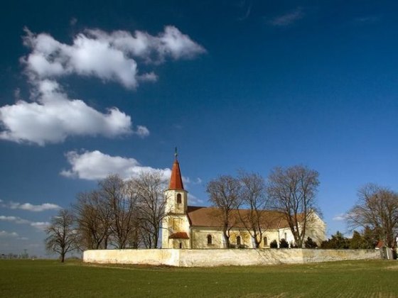 Kostol svätých Petra a Pavla v Páci