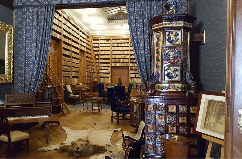 Historická knižnica (pôvodne bola umiestnená v Rotunde neďaleko kaštieľa, dnes sa v nej nachádza viac ako 15 000 zväzkov).